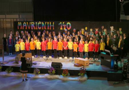 PRIREDITEV OB 140 LET ŠOLSTVA NA RAKEKU 49 Združeni vsi pevski zbori FOTO LJUBO VUKELIČ